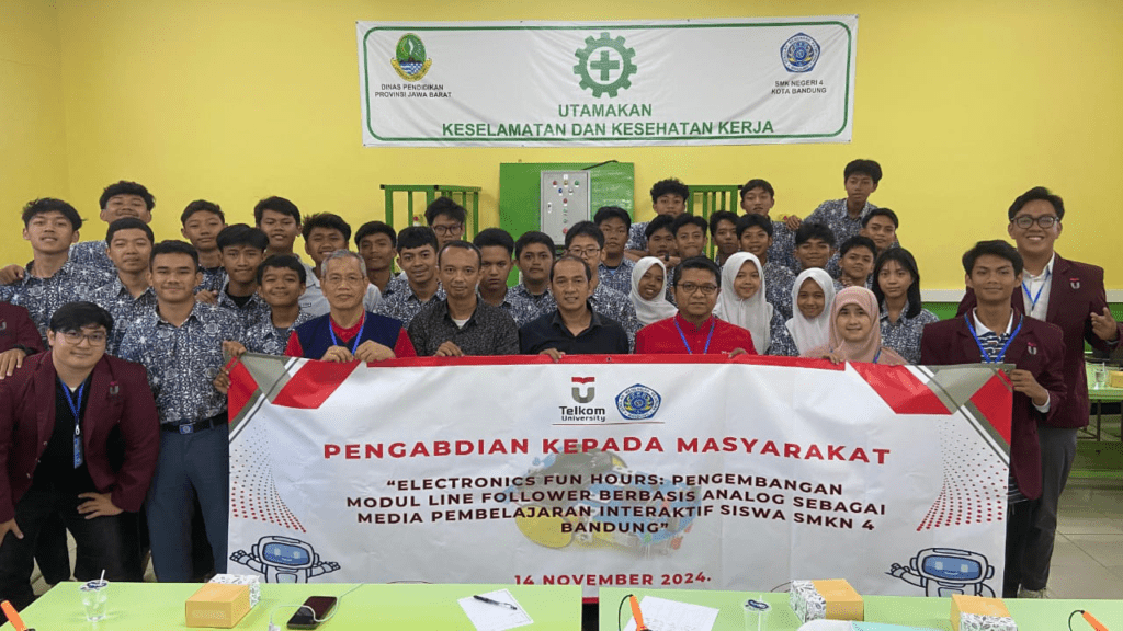 Foto Bersama - PkM ELECTRONICS FUN HOURS : PENGEMBANGAN MODUL LINE FOLLOWER BERBASIS ANALOG SEBAGAI MEDIA PEMBELAJARAN INTERAKTIF SISWA SMK NEGERI 4 BANDUNG