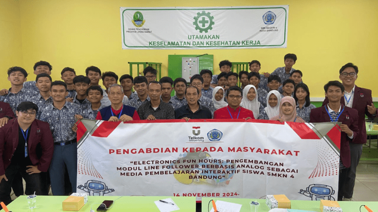 Foto Bersama - PkM ELECTRONICS FUN HOURS : PENGEMBANGAN MODUL LINE FOLLOWER BERBASIS ANALOG SEBAGAI MEDIA PEMBELAJARAN INTERAKTIF SISWA SMK NEGERI 4 BANDUNG